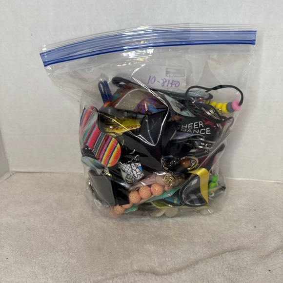 1.5 Pounds Of Assorted Keychains‎ KeyFobs Lanyards Grab Bag - Picture 6 of 6